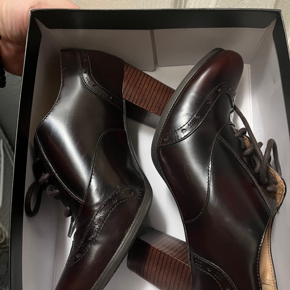 Clark’s Artisan Leather Shooties burgundy color size 7.5 women like new